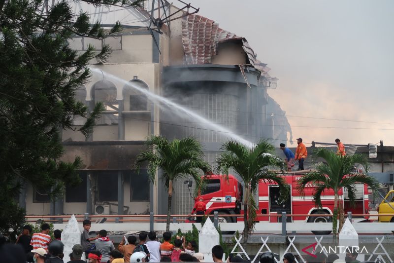 Gedung DPRD NTB Terbakar, Ribuan Warga Malah Datang dan Asik Melihat