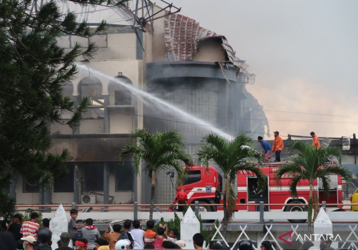 Gedung DPRD NTB Terbakar, Ribuan Warga Malah Datang dan Asik Melihat