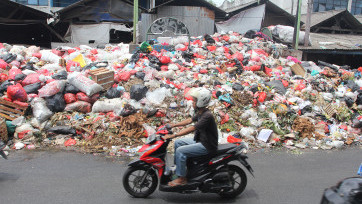 Sampah Menumpuk di Pasar Ciputat Tangsel Akibat Kasus Korupsi Pengelolaan Sampah