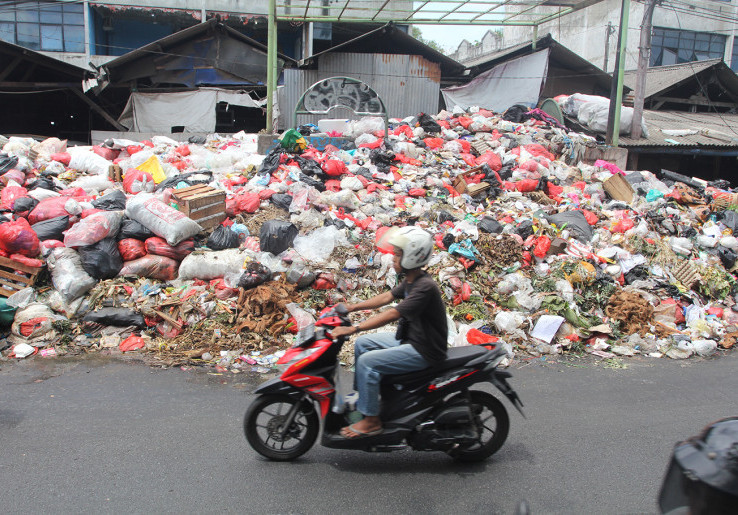 Sampah Menumpuk di Pasar Ciputat Tangsel Akibat Kasus Korupsi Pengelolaan Sampah