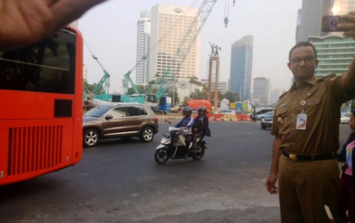 Gubernur DKI Jakarta Anies Baswedan swafoto di lokasi perobohan JPO Bundaran HI. Foto: ANTARA