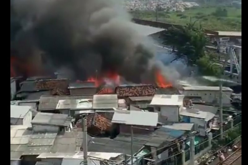 Situasi lokasi kebakaran dimana api sudah mulai dijinakan petugas pemadam kebakaran