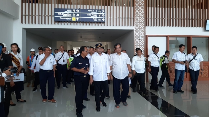 Menhub Budi Karya Sumadi meninjau pembangunan KA Bandara Adi Soemaemo Solo-Stasiun Solo Balapan, Minggu (3/11). (MP/Ismail)