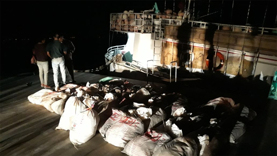 Tepat pada pukul 18.00 WIB, tim menemukan barang bukti berupa sabu-sabu seberat 1 ton. Menurut keterangan Brigjen Eko Daniyanto, kapal Sunrise Glory merupakan target operasi petugas sejak enam bulan lalu yang saat itu menurunkan sabu 1,3 ton ke Australia. (Foto: Dittip Narkoba Bareskrim Polri)