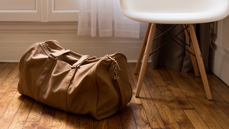 Duffel bag punya ukuran besar cocok untuk membawa pakaian lebih banyak ketika bepergian jauh. (Foto: Pixabay/Free-Photos)
