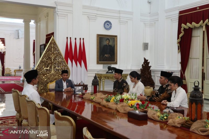 Komandan Komando Satuan Tugas Bersama (Kogasma) Partai Demokrat Agus Harimurti Yudhoyono (AHY) dan adiknya ketua fraksi Partai Demokrat Edhie Baskoro Yudhoyono (Ibas) ditemani dengan istri masing-masing Annisa Pohan dan Aliya Rajasa bersilaturahmi dengan Presiden Joko Widodo, Ibu Negara Iriana Joko Widodo dan Kaesang Pangarep di Istana Merdeka Jakarta pada hari Idulfitri (5/6) (Desca Lidya Natalia)	