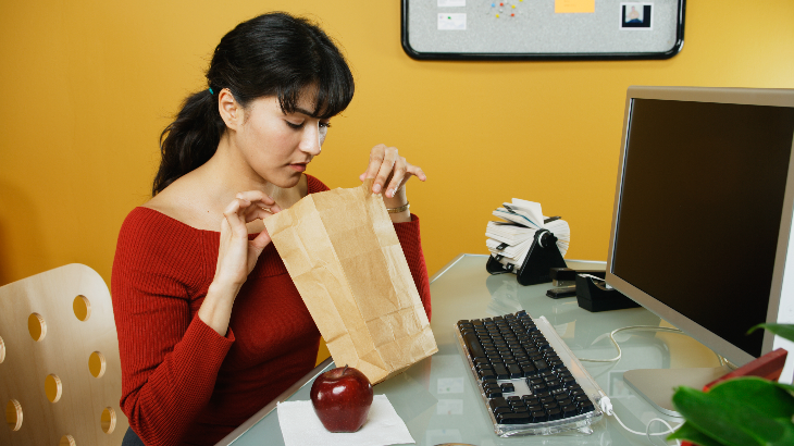 Makan Siang di Depan Laptop? Tidak Masalah!