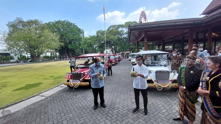 Pemkot Solo menerima hibah delapan unit mobil listrik klasik untuk wisata dari Tahir Foundation, Jumat (15/10). (MP/Ismail)