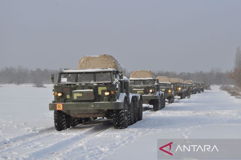 Tentara Angkatan Bersenjata Ukraina mengendarai kendaraan peluncur roket otomatis saat berlatih di wilayah Kherson, Ukraina, dalam foto yang dirilis pada Selasa (1/2/2022). Ukrainian Armed Forces Pres