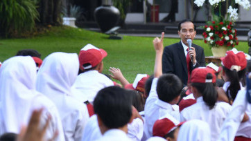 Memperingati Hari Buku Nasional, Jokowi Berdongeng di Istana