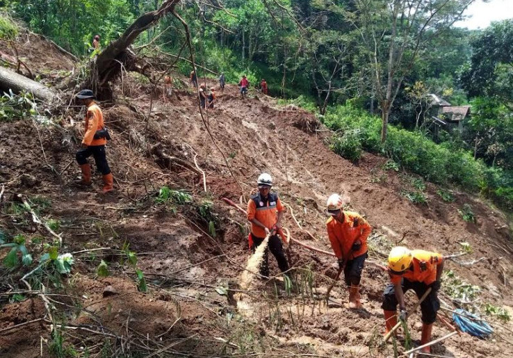 Longsor Sukabumi Sebabkan 5 Orang Tewas Hingga Ratusan Rumah Rusak