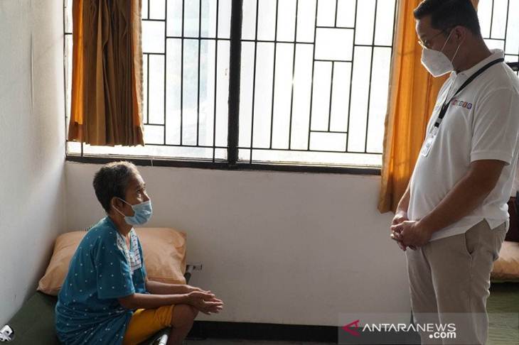 Menteri Sosial Juliari P Batubara meninjau Balai Rehabilitasi Sosial Eks Gelandangan dan Pengemis Pangudi Luhur di Bekasi, Jawa Barat, Rabu (27/5/2020). Mensos menyaksikan langsung pelayanan terhadap warga terdampak COVID-19 terutama yang hidup di jalanan. Para KPM diberikan berbagai layanan, seperti pemberian sembako, keperluan makan, tempat menginap, dan layanan vokasi. ANTARA/Kahfie Kamaru/pras.