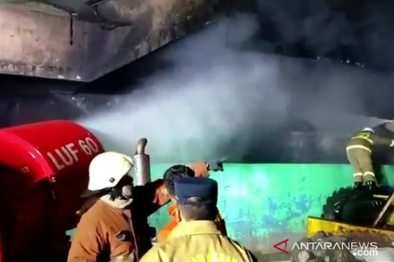 Dinas Pemadam Kebakaran (Gulkarmat) DKI Jakarta mengerahkan satu unit robot untuk menyemprotkan air bertenaga cepat atau LUF-60 untuk menangani kebakaran yang melanda Blok C, Pasar Impres Pasar Minggu, Jakarta Selatan, Senin (12/4/2021). (ANTARA/IG@humasjakfire)