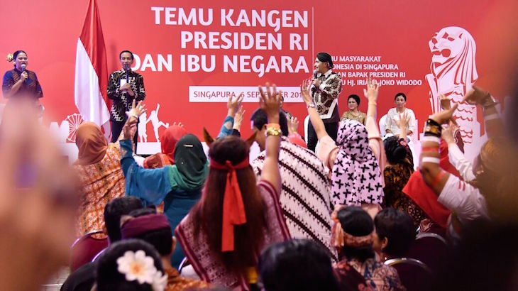 Para WNI yang berebut ingin mendapatkan sepeda dari Presiden Jokowi. (Setpres/Bey Machmudin)
