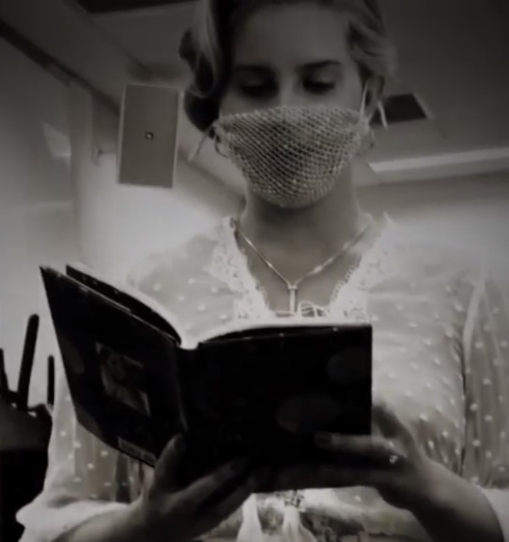 Lana Del Rey Diserang Warganet Perkara Masker Model Jaring