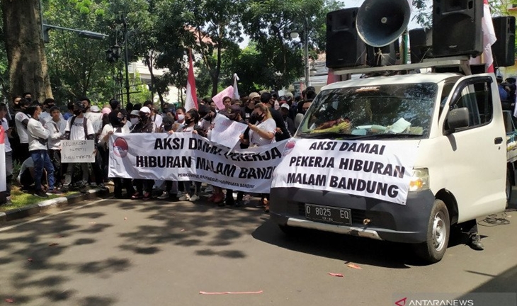 Ratusan Pekerja Tuntut Hiburan Malam di Bandung Kembali Beroperasi
