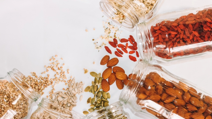 Kacang-kacangan serta biji-bijian dapat menjadi cara cepat untuk bantu tidur dengan pulas. (Foto: Unsplash/Maddi Bazzocco)