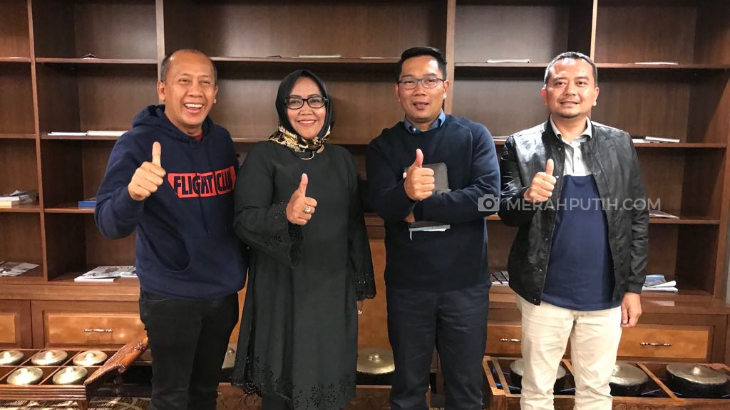 Kebanyakan Masyarakat Bekasi Ingin Ganteng, Paslon RINDU Gelar Cukur Gratis