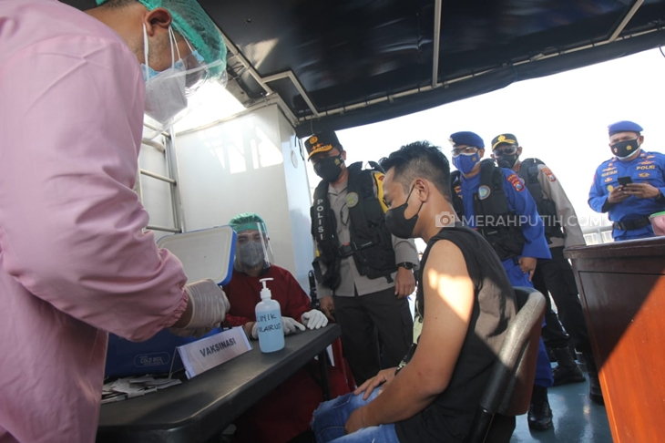 Ditpolair Polda Jawa Timur dan Polres Gresik menggelar vaksinasi COVID-19 di pesisir Desa Kroman, Gresik, Selasa (3/8). (Foto: MP/Budi Lentera)