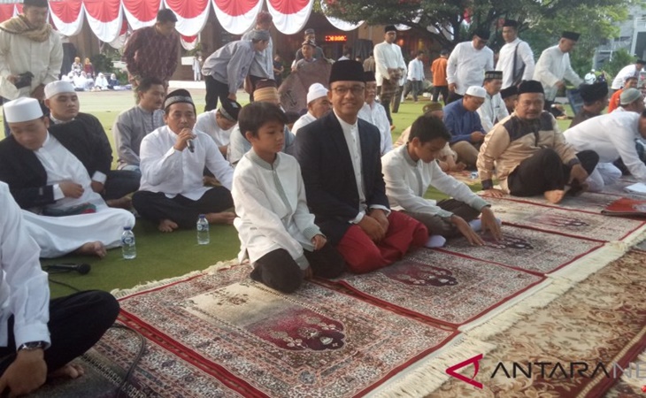Anies bersama putranya Ismail salat Iduladha di Balaikota