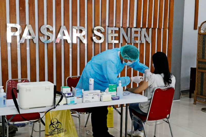 Stok Vaksin COVID-19 di Stasiun Gambir dan Pasar Senen Menipis