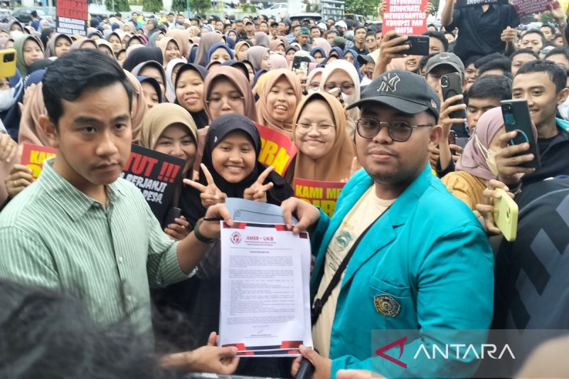 Gibran Temui Ratusan Mahasiswa di Depan Balai Kota Surakarta