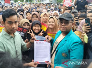 Gibran Temui Ratusan Mahasiswa di Depan Balai Kota Surakarta