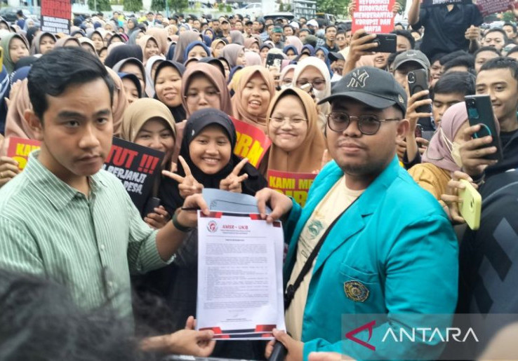 Gibran Temui Ratusan Mahasiswa di Depan Balai Kota Surakarta