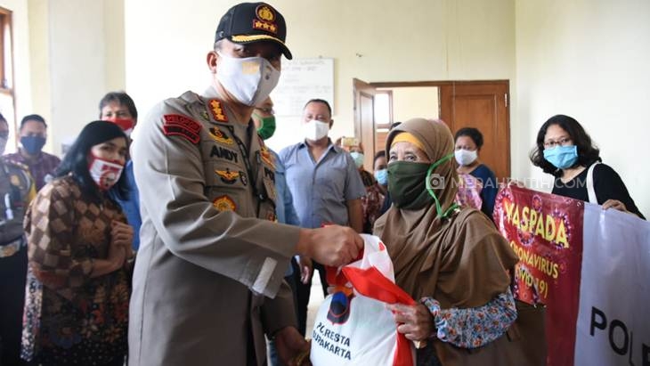 Peringatan May Day, Polresta Surakarta Bagikan Sembako untuk Buruh Terdampak COVID-19