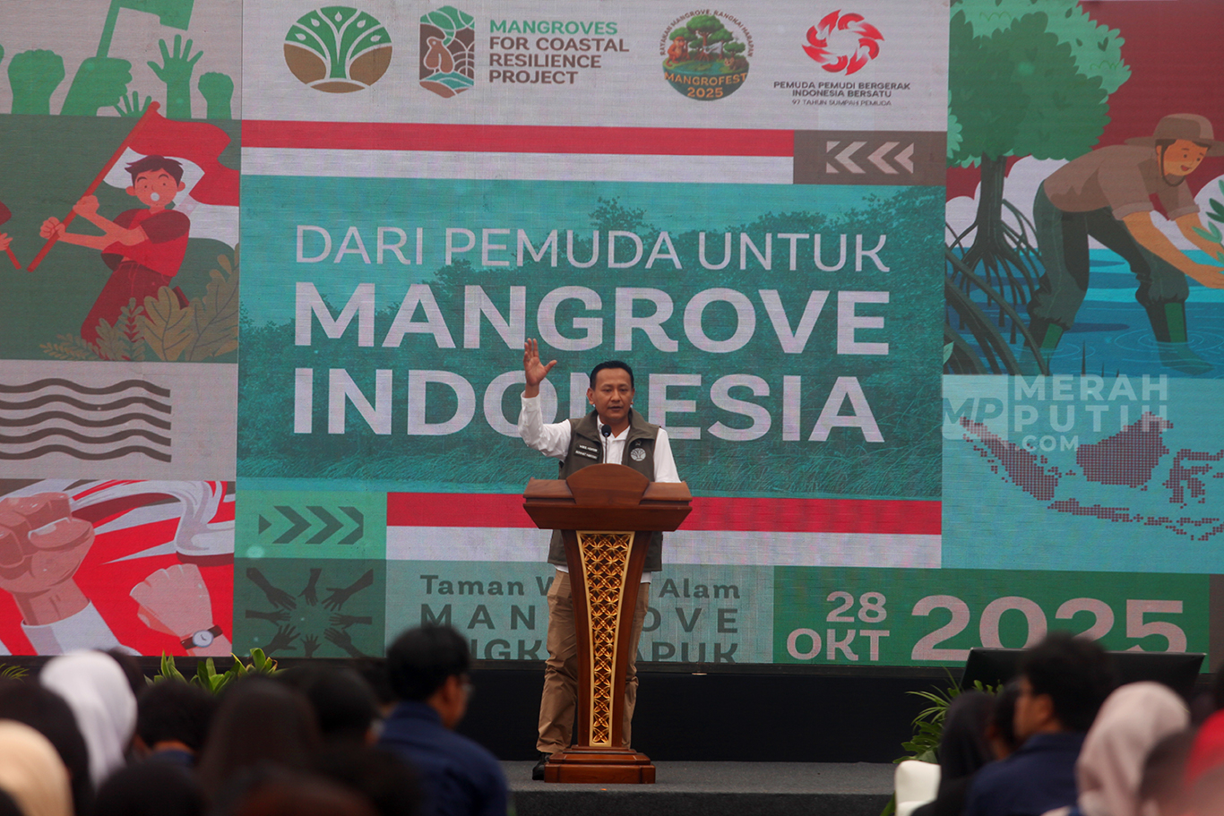 Wakil Menteri Kehutanan (Wamenhut) Rohmat Marzuki memberikan sambutan dalam Talkshow dan Workshop Alam: Dari Pemuda untuk Mangrove Indonesia di Taman Wisata Alam Mangrove Angke Kapuk, Jakarta, Selasa (28/10/2025).