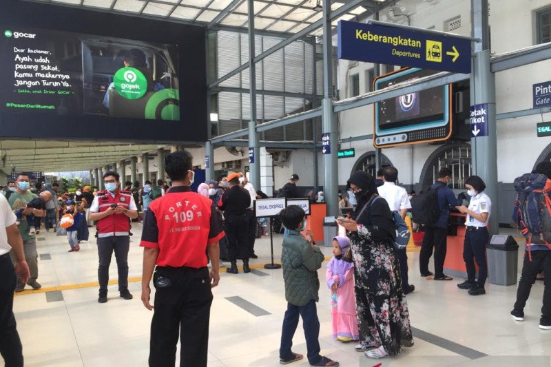 Situasi penumpang di Stasiun Pasar Senen, Jakarta Pusat, pada hari pertama larangan mudik berakhir, Selasa (18/5/2021). (ANTARA/Mentari Dwi Gayati)