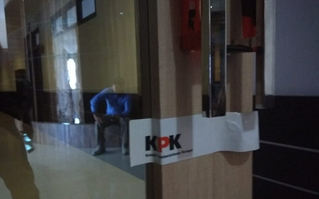 Bawa Sekardus Durian, Pejabat Pemprov Kepri Disergap KPK