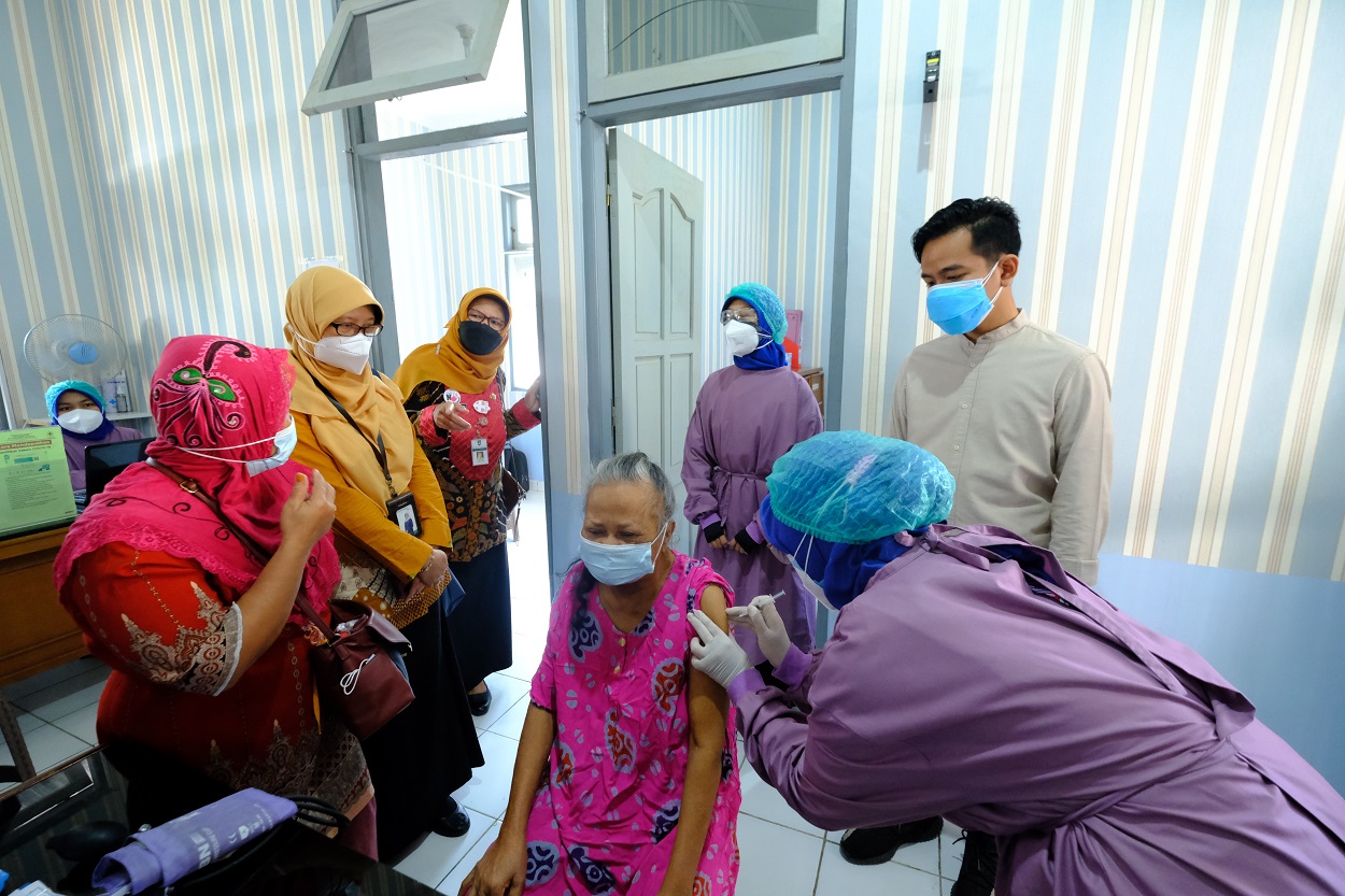 Wali Kota Solo Gibran Rakabuning Raka meninjau vaksinasi kolompok rentan di Puskesmas Ngoresan,  Kecamatan Jebres, Solo, Jawa Tengah, Jumat (27/8). (MP/Ismail)