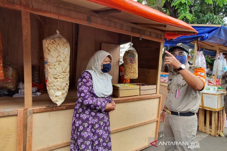 Wakil Wali Kota Jakarta Pusat Irwandi meninjau pedagang Pasar Cempaka Putih yang terdampak kebakaran dan berakhir berjualan di atas saluran air, Selasa (30/9/2020). (ANTARA/Livia Kristianti)