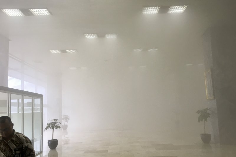 Asap mengepul di Gedung Nusantara III Komplek Parlemen RI, Senayan Jakarta, Senin (24/2/2020). (ANTARA/Abdu Faisal)