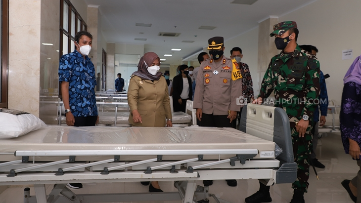   Bupati Sleman Kustini Sri Purnomo (jilbab coklat) saat mengunjungi isoter. (Foto: MP/Teresa Ika)
