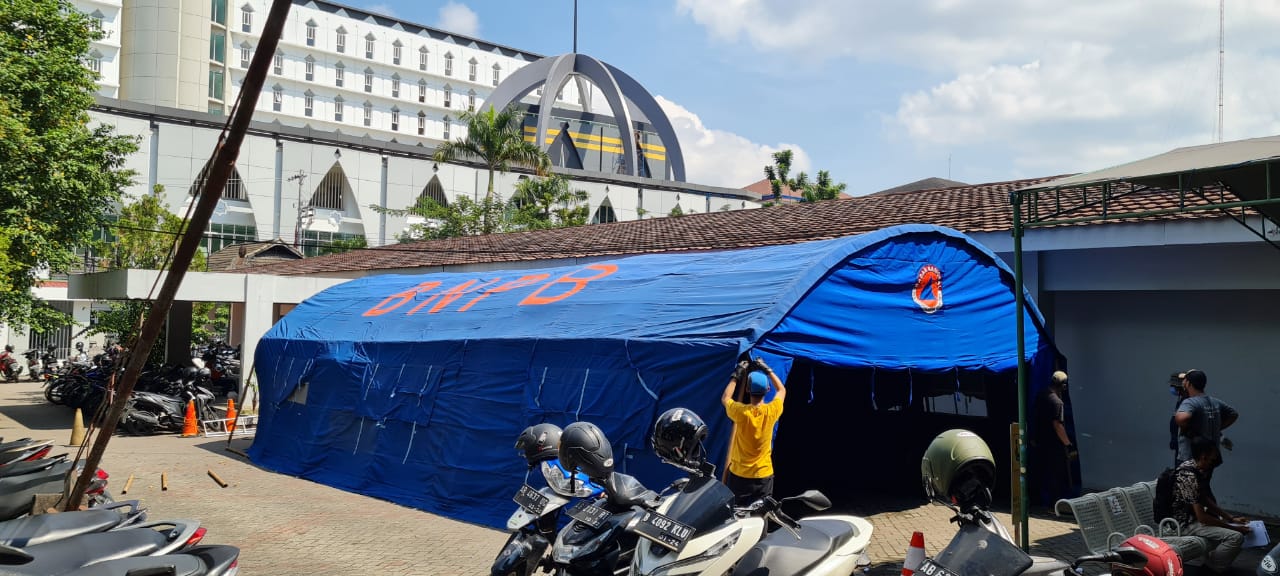 Tim BPBD DIY mendirikan tenda sebagai ruang isolasi darurat di RSUP SARDJITO. (Foto: TRC BPBD DIY)