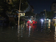 Aksi Petugas Evakuasi Korban Banjir Setinggi 1 Meter di Kemang Jakarta Selatan