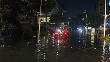 Aksi Petugas Evakuasi Korban Banjir Setinggi 1 Meter di Kemang Jakarta Selatan 