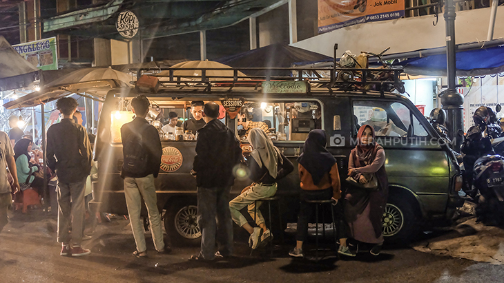 Menikmati Kuliner Malam di Braga