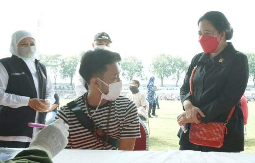 Ketua DPR RI Puan Maharani saat berinteraksi dengan warga yang sedang memperoleh vaksin COVID-19 di Stadion Gelora 10 November Tambaksari Surabaya. Foto: MP/Humas Pemprov Jatim