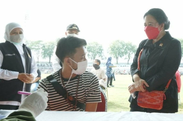 Puan Maharani Serahkan 30 Ribu Dosis Vaksin untuk Warga Jawa Timur