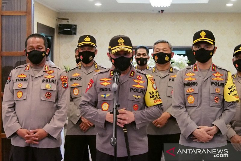 Kapolda Metro Jaya Irjen Pol Fadil Imran (tengah) berikan keterangan kepada wartawan di Polda Metro Jaya, Jumat (20/11/2020). (ANTARA/Fianda Sjofjan Rassat)