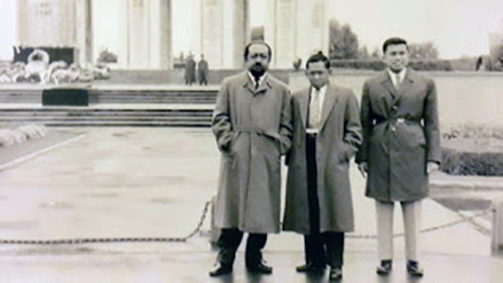 Jenderal Gatot Subroto (kiri) Soviet Memorial War, Tiergarten, Berlin, 1961. (Foto/Ist)