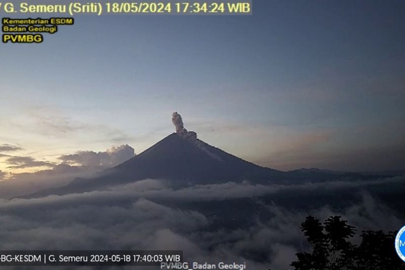 Semeru Luncurkan Awan Panas 3 Kilometer