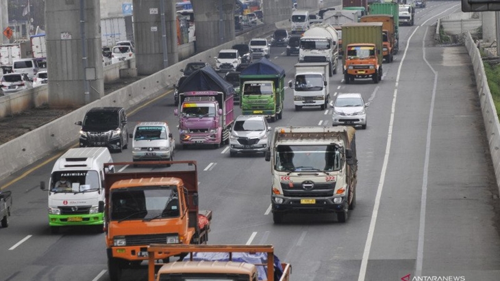 Kemacetan Panjang, Jasa Marga Berlakukan Contraflow di Tol Cikampek