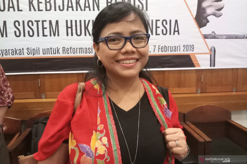 Ahli hukum dari Pusat Studi Hukum dan Kebijakan (PSHK) Bivitri Susanti. (ANTARA / Maria Rosari)	