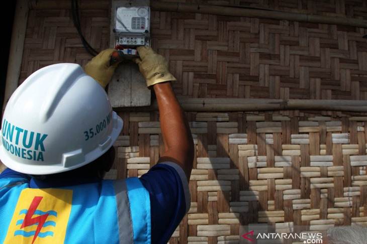 Ilustrasi. Petugas PLN UIW Sulselbar melakukan pencatatan meter listrik di rumah warga. ANTARA Foto/HO-Humas PLN Sulserabar