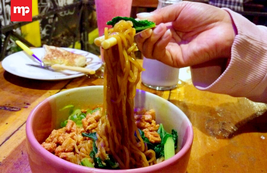 Sensasi Gurih dan Hangatnya Mie Yamin Rica-rica di Kedai 1818 Cirebon