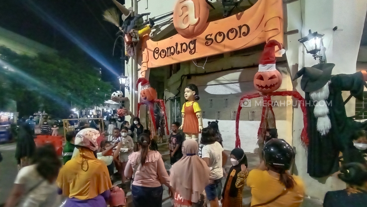 Boneka Squid Game di Jalan Tunjungan Jadi Pusat Berswafoto
